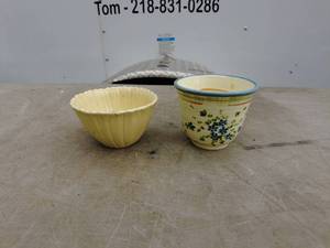 lot 144 image: Set of 2 Small Ceramic Bowls - Floral and Solid Design