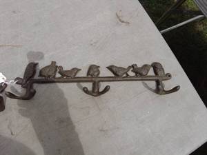 lot 163 image: Vintage Cast Iron Bird Motif Wall Hook Rack Set
