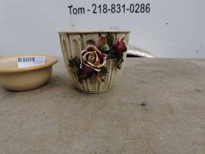lot 169 image: Decorative Flower Pot and Small Bowl