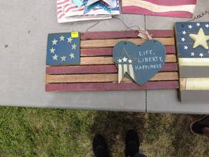 lot 225 image: Assorted Patriotic American Decorations Lot