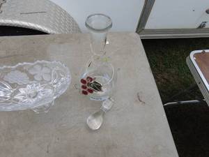 lot 248 image: Decorative Glass Bowl and Decanter Set