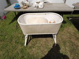 lot 252 image: Vintage Wicker Baby Bassinet with Metal Stand