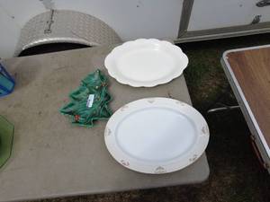 lot 268 image: Lot of Assorted Decorative Platters - Holiday and Floral
