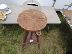 lot 285 image: Vintage Wooden Tripod Stool