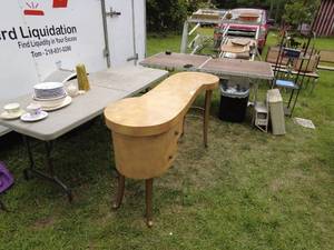 lot 290 image: Vintage Kidney-Shaped Vanity Table with Storage Drawers