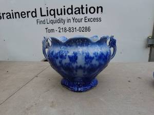 lot 314 image: Antique Flow Blue Pottery Pieces - Bowl and Vase