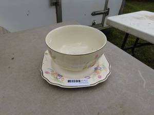lot 327 image: Vintage Floral Ceramic Bowl and Lidded Dish Set