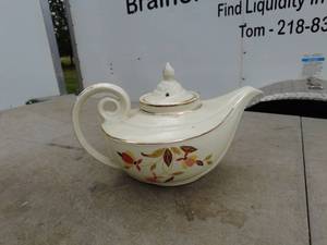 lot 330 image: Vintage Halls Superior Kitchenware Teapot & Bowl