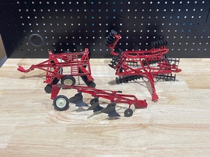 lot 38 image: Die Cast Farm Implement Toys
