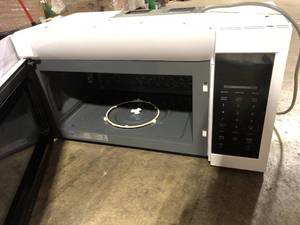 Vissani 1.7 cu. ft. 1000-Watt Over the Range Microwave in White Missing the Plate Inside Customer Returns See Pictures