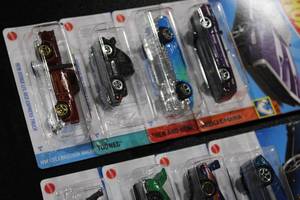lot 101 image: 2021 Hot Wheel Die Cast Car Lot  8 Cars