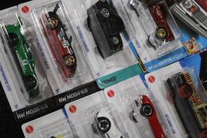 lot 102 image: 2021 Hot Wheel Die Cast Car Lot  8 Cars