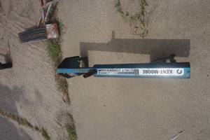 lot 82 image: Kurt Moore Brand Model 34010 Mechanics Strut Compressor
