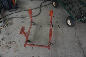 lot 124 image: Wheeled Small Engine Stand