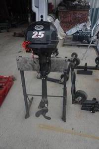 lot 126 image: Suzuki 4 Stroke 2.5 hp Tiller Outboard Motor