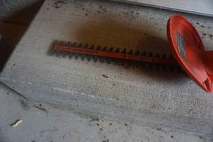 lot 142 image: Black & Decker 17 Electric Hedge Trimmer