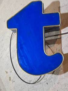 lot 8 image: Neon 17 Letter t - Worked when removed from service