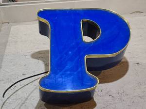 lot 9 image: Neon 18 Letter P - Worked when removed from service