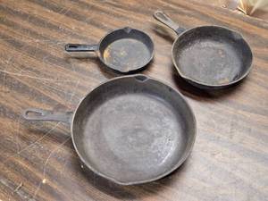 lot 16 image: Lot of 3 Old Cast Iron Frying Pans - One Has an 8 Y Stamped on it