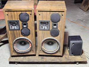 lot 52 image: Cerwin-Vega D-7 Vintage Speaker Pair with Additional RCA Speaker