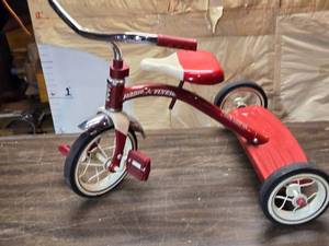 lot 75 image: Radio Flyer Trike