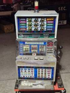 lot 84 image: Vintage Slot Machine - Needs Repair