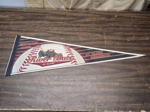 lot 94 image: St. Cloud River Bats of the Northwoods League with Autographs