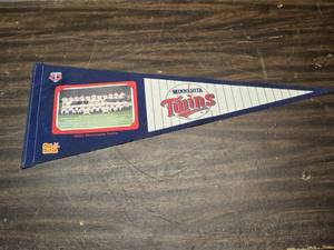 lot 101 image: 2003 Minnesota Twins Old Dutch Pennant with Team Photo