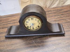 lot 106 image: Vintage Black Mantel Clock with Art Deco Style