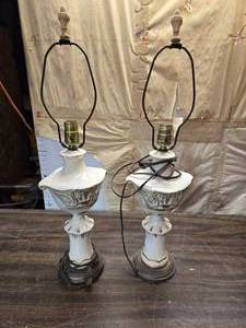 lot 123 image: Pair of Vintage Ceramic Table Lamps with Swan Motif