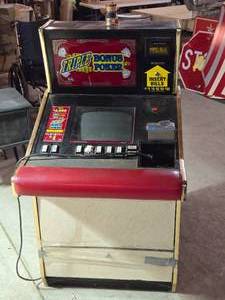 lot 137 image: Vintage Triple Bonus Poker with 15 Tokens - Turns on but the screen doesnt light up