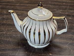 lot 147 image: Vintage Sadler England Gold Stripe Ceramic Teapot