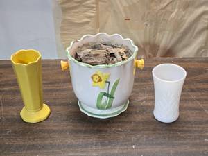 lot 156 image: Lot of 2 Vases and 1 Flower Pot