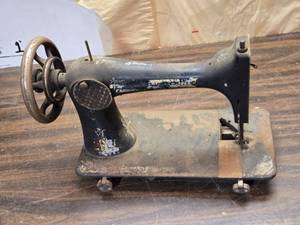 lot 198 image: Vintage Singer Sewing Machine - Machine Only