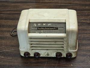 lot 201 image: Vintage Emerson Radio