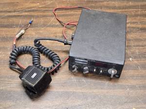 lot 215 image: Realistic TRC-21A 40 CH Citizens Band Transceiver