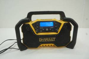 lot 33 image: DeWalt work radio