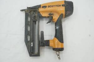 lot 39 image: air nailer