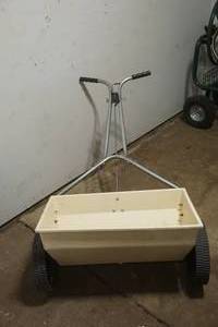 lot 155 image: Fertilizer spreader