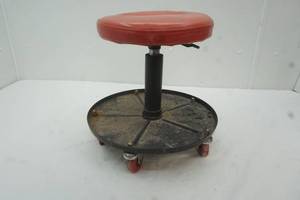 lot 165 image: Shop stool on rollers