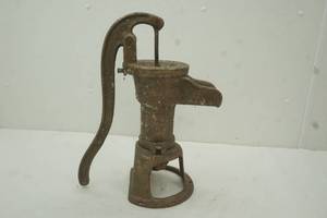 lot 173 image: Yard pump, cast iron