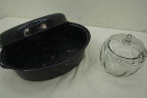 lot 184 image: Large roaster and glass cookie jar