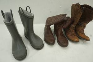 lot 198 image: Girls boot lot, size 2-3