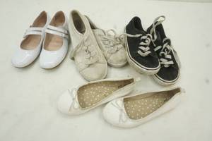 lot 199 image: Girls shoes size 1