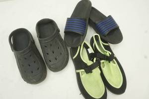 lot 200 image: Water shoes and slides, size 4-5