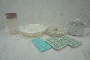 lot 227 image: Kitchen items, small crock pot