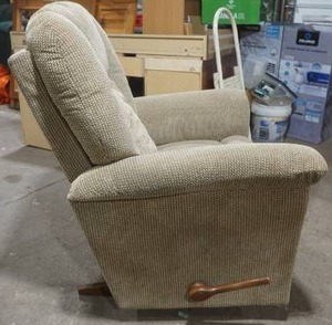 lot 259 image: Lazy Boy rockerrecliner
