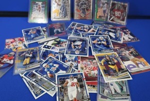 COLLECTIBLE CARDS