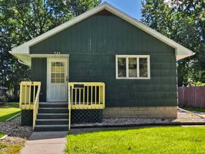 House in Willmar, MN - 4 Bedroom, 1 Full Bath a 12 Bath and a 14 bath, Garage, Finished Basement.  Duplex Potential
