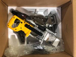 DEWALT 20V MAX Cordless 7-14 in. Sliding Miter Saw with (1) 20V Battery 4.0Ah Customer Returns See Pictures